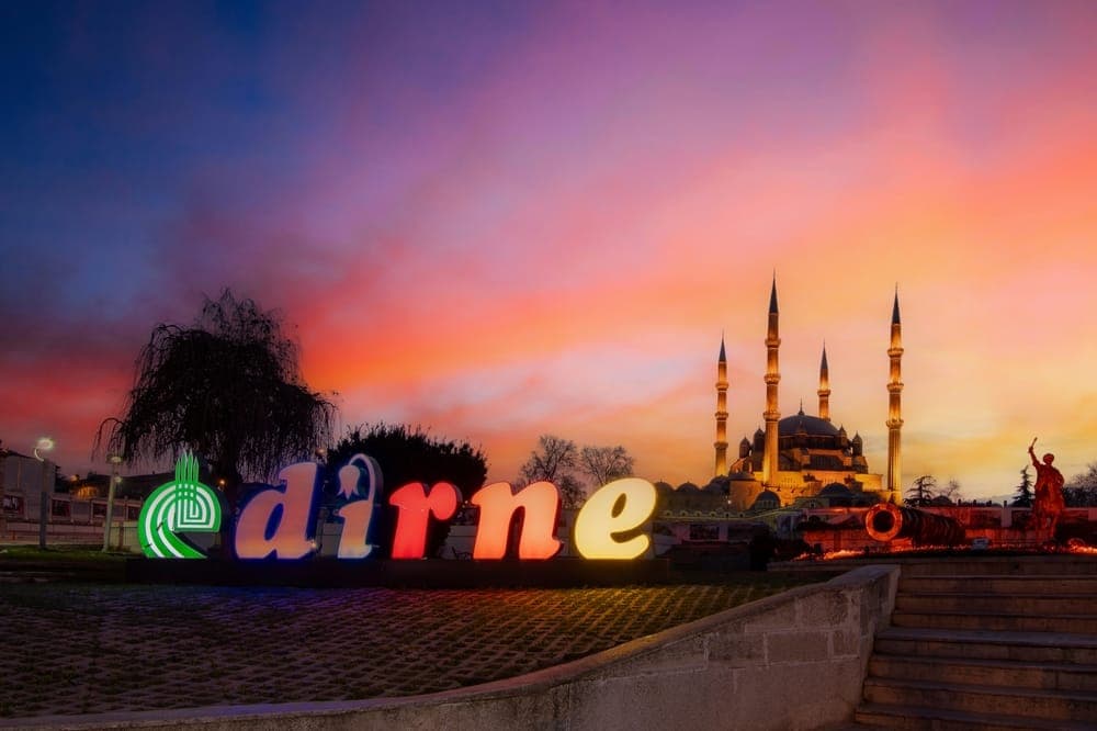 Gün batımında Edirne yazısı ve Selimiye Camii
