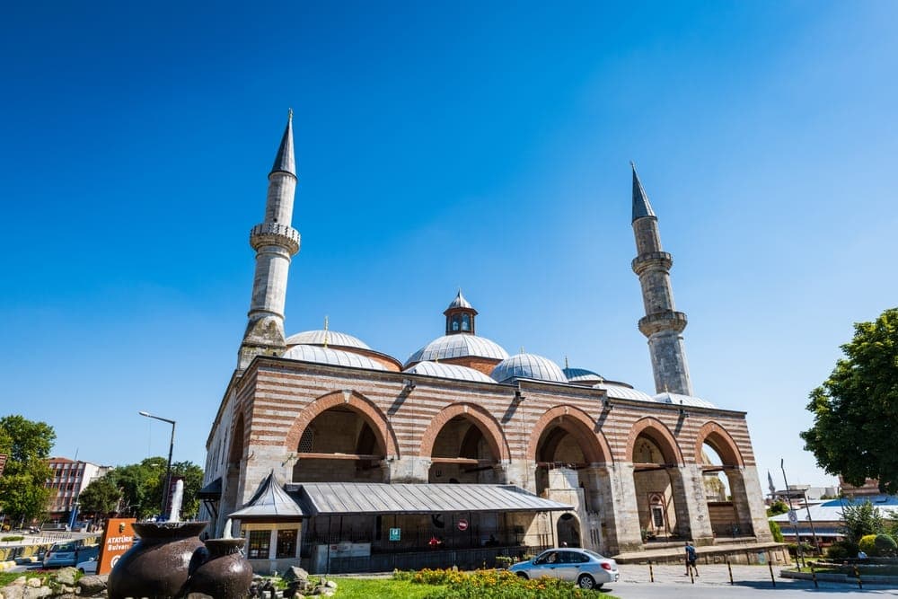 Eski Cami'nin taş-tuğla cephesi ve iki minaresi