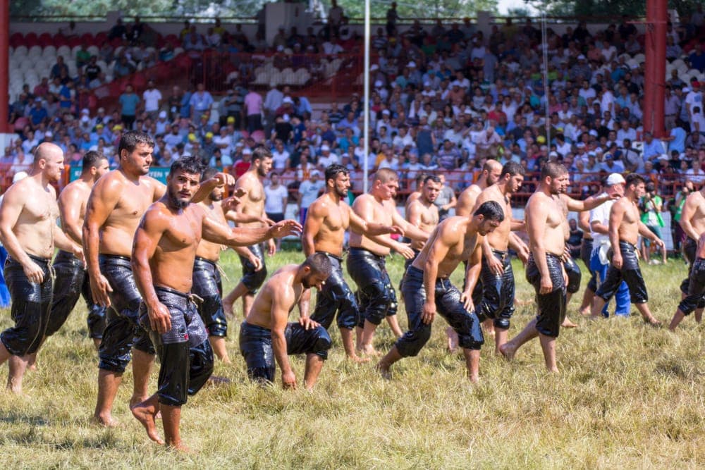 Wrestlers performing the peşrev warm-up at the Kırkpınar arena