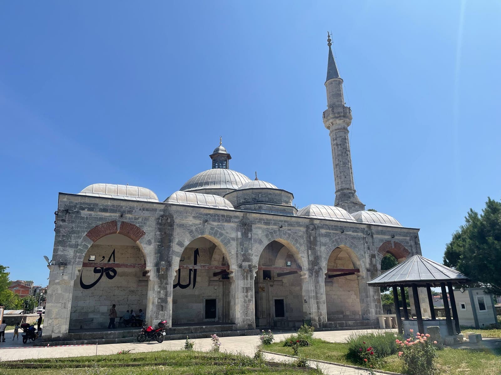 Muradiye Camii’nin taş cephesi ve minaresi