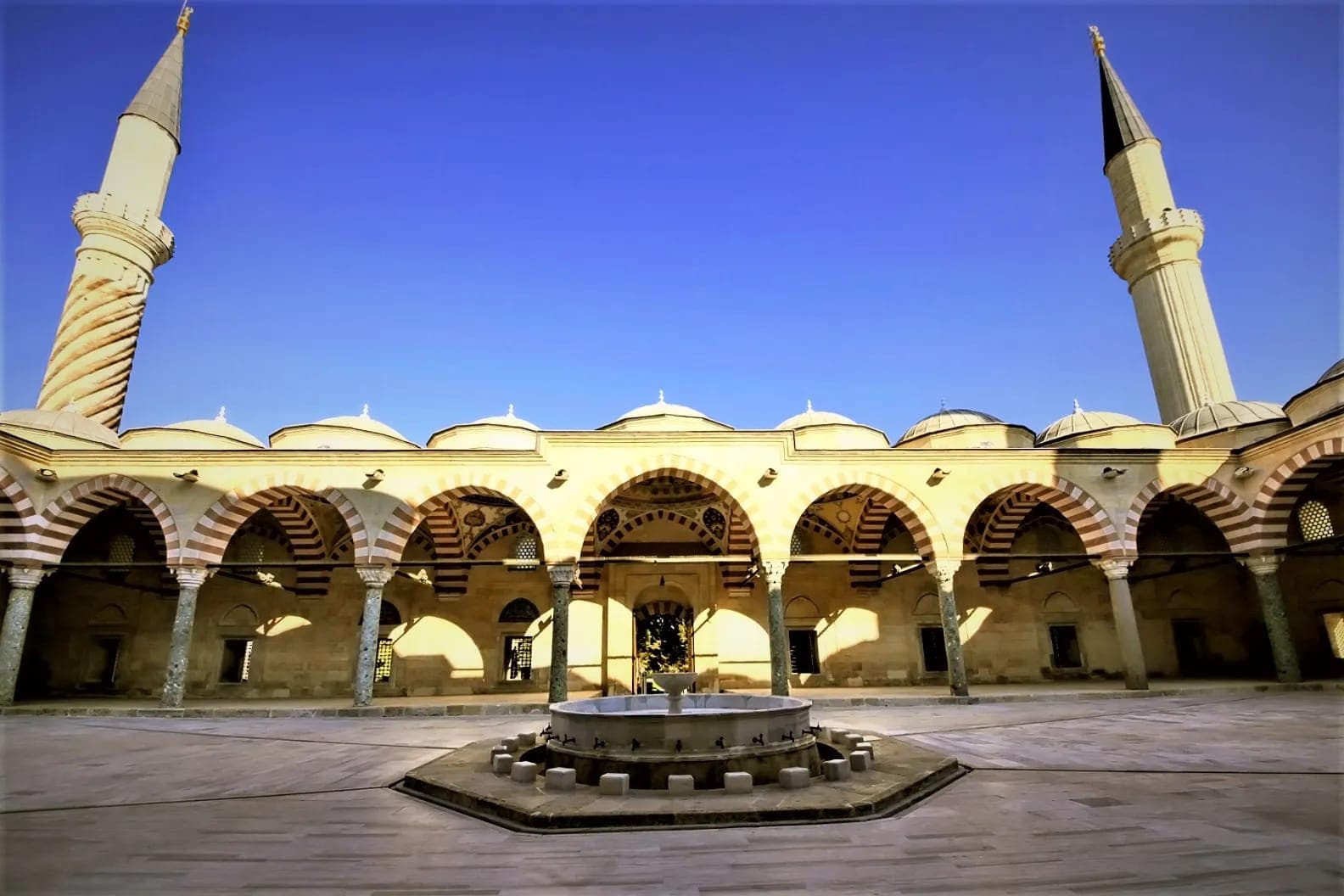 The courtyard of the Üç Şerefeli Mosque with its arcade and fountain